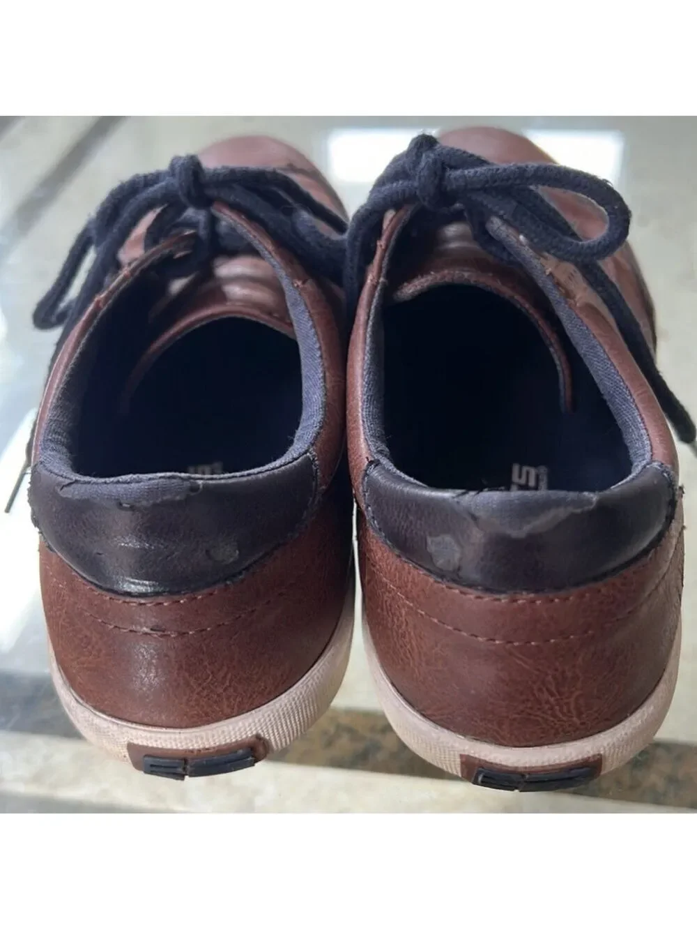 Boys brown wingtip dress shoes. Size 4